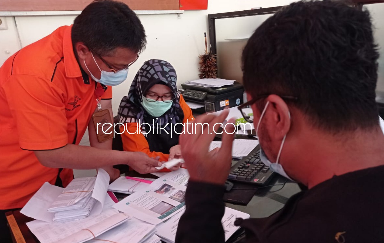 REMITTANCE - Nilai remittance di Kantor Pos Ponorogo mencapai Rp 5 miliar setiap bulan, Selasa (13/04/2021). 