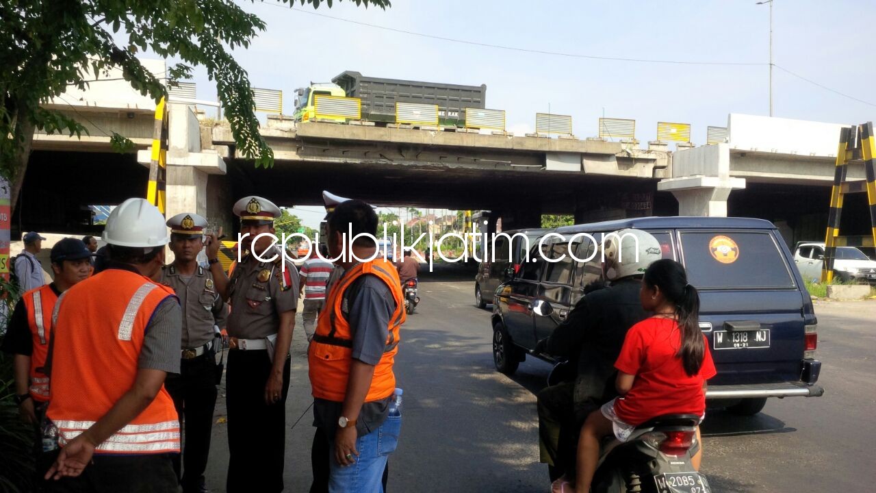 RENCANA - Petugas Dishub dan Satuan Lantas Polresta Sidoarjo serta PT Jasa Marga Cabang Surabaya merencanakan pengalihan arus selama 2 bulan proses pengerukan jalur dibawa Tol Jati, Jumat (13/04/2018).