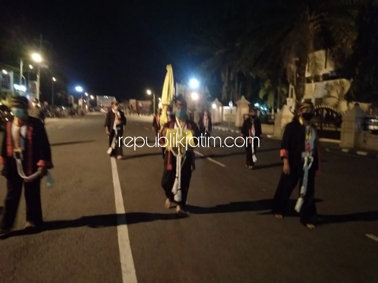 KIRAB PUSAKA - Sebanyak tiga pusaka Ponorogo diarak keliling alun-alun karena diyakini bisa mengusir pagebluk (wabah) virus Corona (Covid-19) tengah malam tepat malam Selasa Kliwon, Selasa (14/04/2020) dini hari.