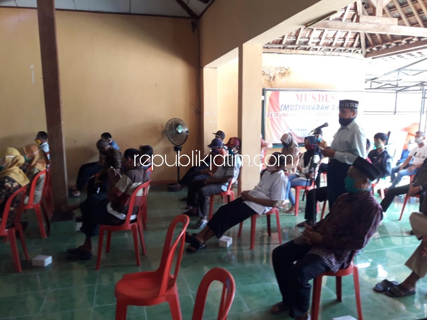 EDUKASI - Warga Desa Karanglo Lor, Kecamatan Sukorejo, Ponorogo tetap menolak gedung Balai Latihan Kerja (BLK) dijadikan RS Darurat Covid-19 meski sudah diberi wawasan (edukasi) Forkopimka Sukrejo, Selasa (14/04/2020).