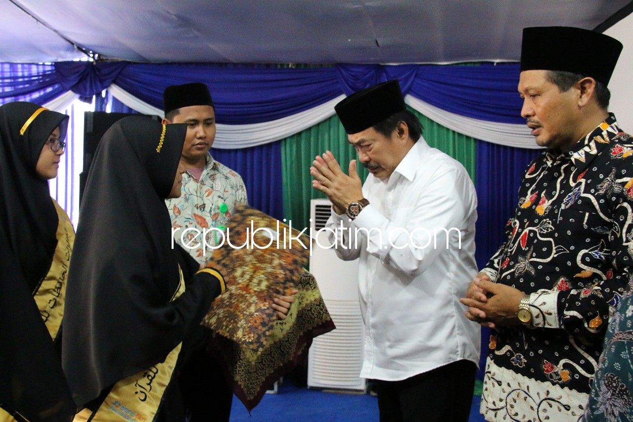 MENANGIS - Wakil Bupati Sidoarjo, Nur Ahmad Syaifuddin menangis terharu saat menyerahkan sertifikat kepada 31 santri yang hafal 30 juz di Pondok Pesantren Tahfizh Al Quran (PPTQ) Darul Fikri Anggaswangi, Kecamatan Sukodono, Sidoarjo, Sabtu (14/04/2018).