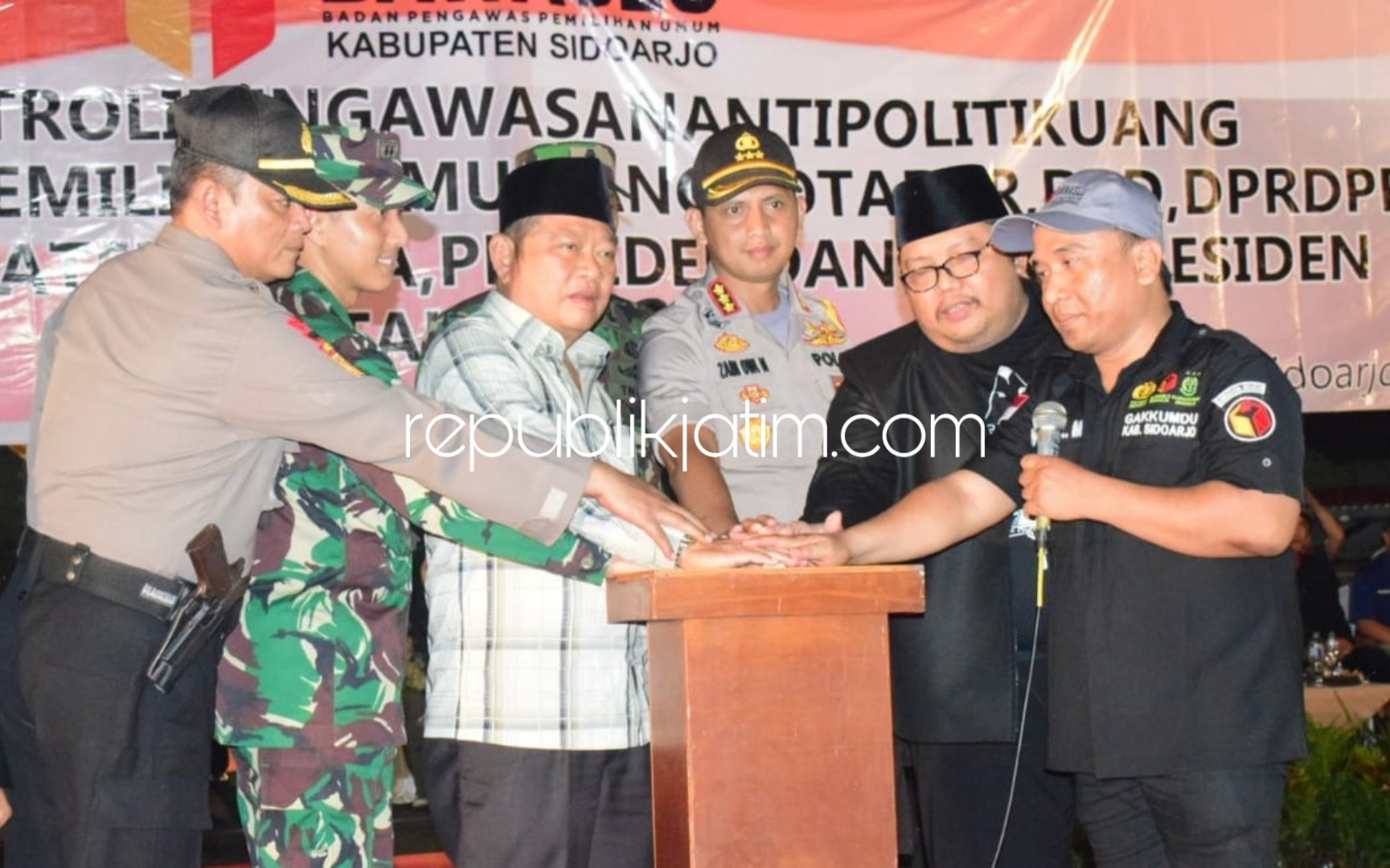 APEL - Ketua Bawaslu Sidoarjo, M Haidar Munjid bersama Forkopimda memimpin Apel Patroli Pengawasan Anti Politik Uang Pemilu 2019 di Lapangan Jenggolo, Sidoarjo, Sabtu (13/04/2019) malam.