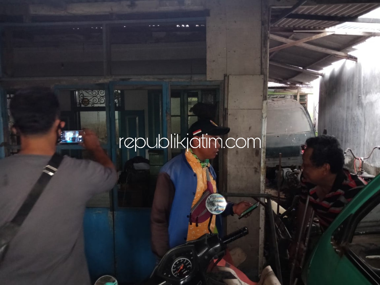 RUMAH - Situasi di depan rumah terduga teroris DS (39) warga RT 15, RW 03, Dusun Ngares, Desa Ngaresrejo, Kecamatan Sukodono, Sidoarjo usai digeledah tim Densus 88 Mabes Polri, Selasa (14/04/2020).