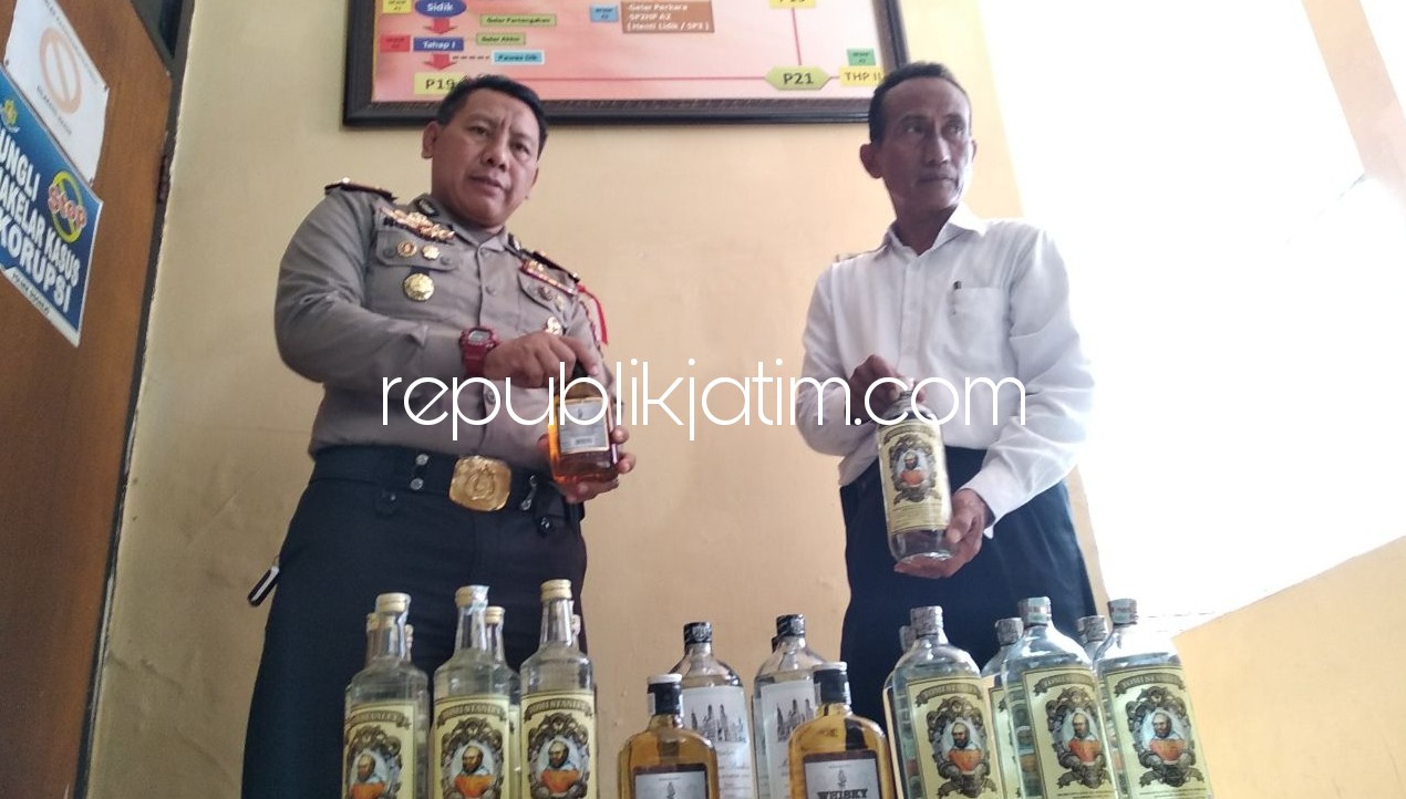 BARANG BUKTI - Kapolsek Sidoarjo Kota, Kompol Rochsulullah menunjukkan barang bukti miras hasil penggerebekan di toko Mbok Sumilah (70) warga Kelurahan Lemahputro, Kecamatan/Kabupaten Sidoarjo, Jumat (13/04/2018).