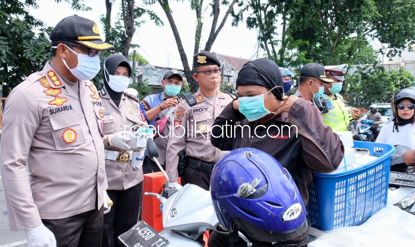 MASKER - Kapolresta Sidoarjo Kombes Pol Sumardji bersama pejabat utama merazia beberapa pengendara motor yang tidak mengenakan masker untuk diberi dan diminta menggunakan masker saat diluar rumah di depan Pos Lantas, Waru, Rabu (15/04/2020).