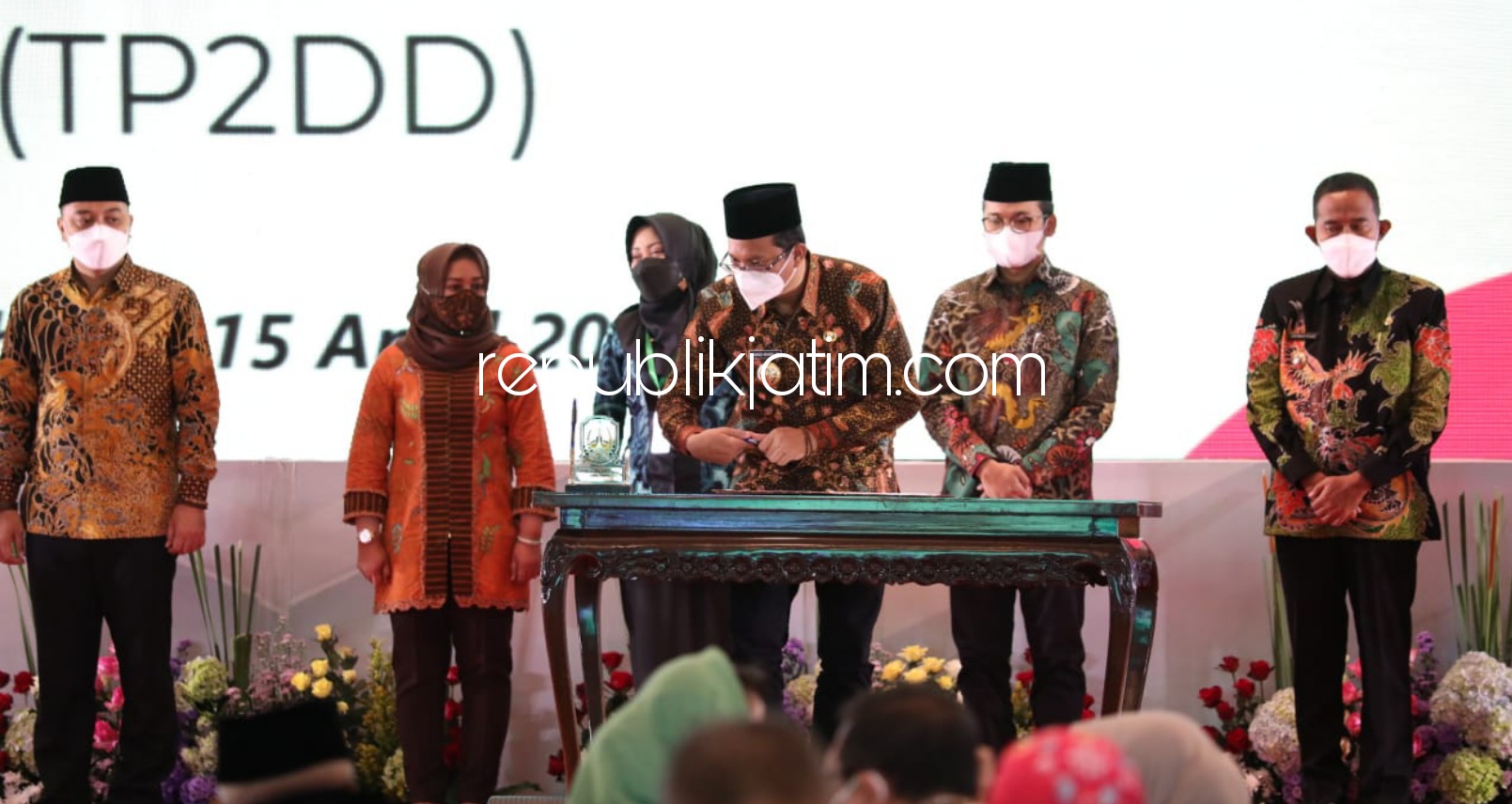 TANDA TANGAN - Bupati Sidoarjo, Ahmad Muhdlor Ali (Gus Muhdlor) menandatangani komitmen bersama menjalankan program percepatan TP2DD saat Musrenbang Pemprov Jatim di di Shangrilla Hotel Surabaya, Kamis (15/04/2021).