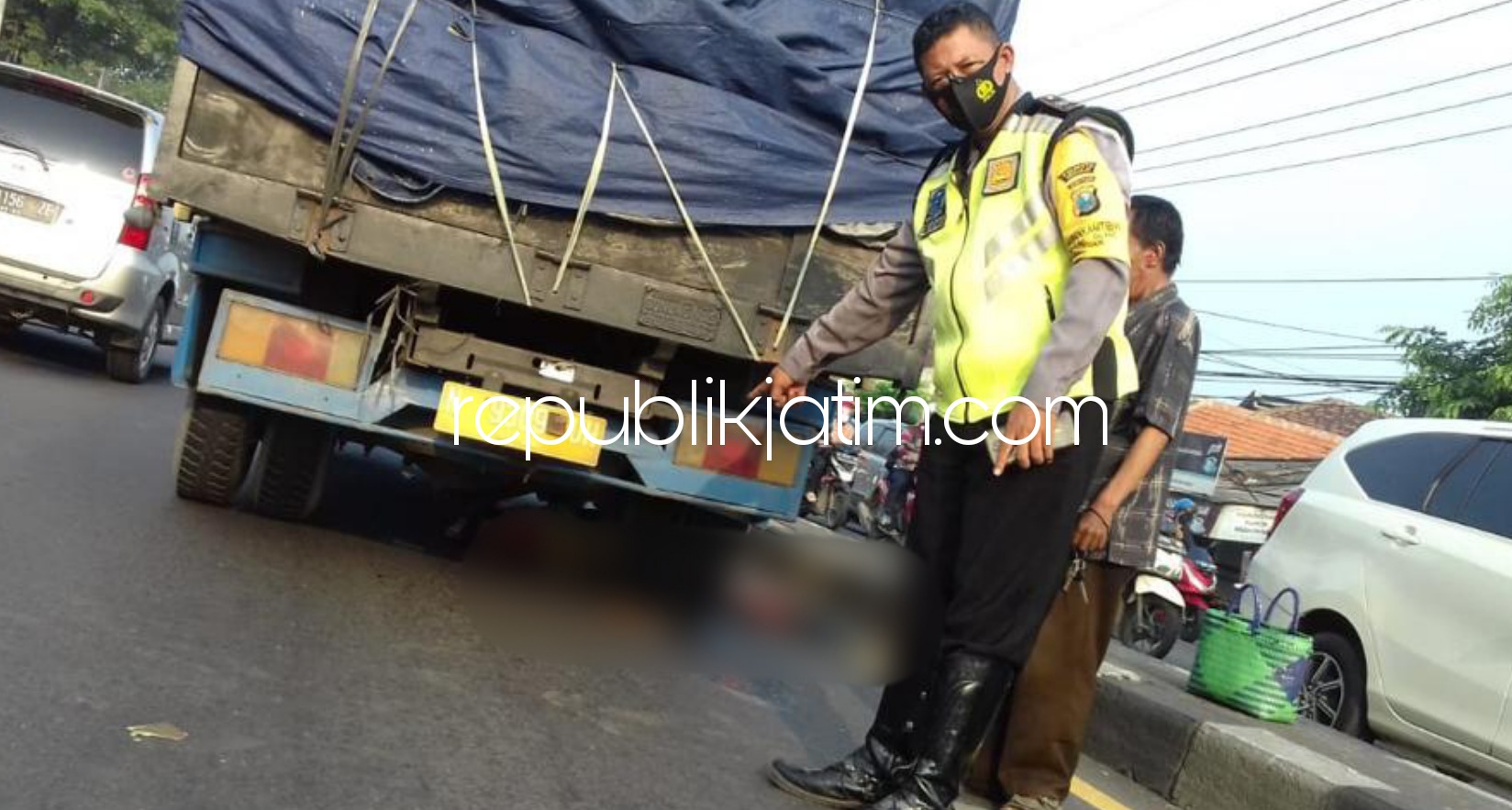 OLAH TKP - Petugas Unit Lantas Polsek Taman saat olah tkp pejalan kaki yang tewas dilindas truk di JL Raya Surabaya - Mojokerto, Desa Gilang, Kecamatan Taman, Sidoarjo, Rabu (14/04/2021).