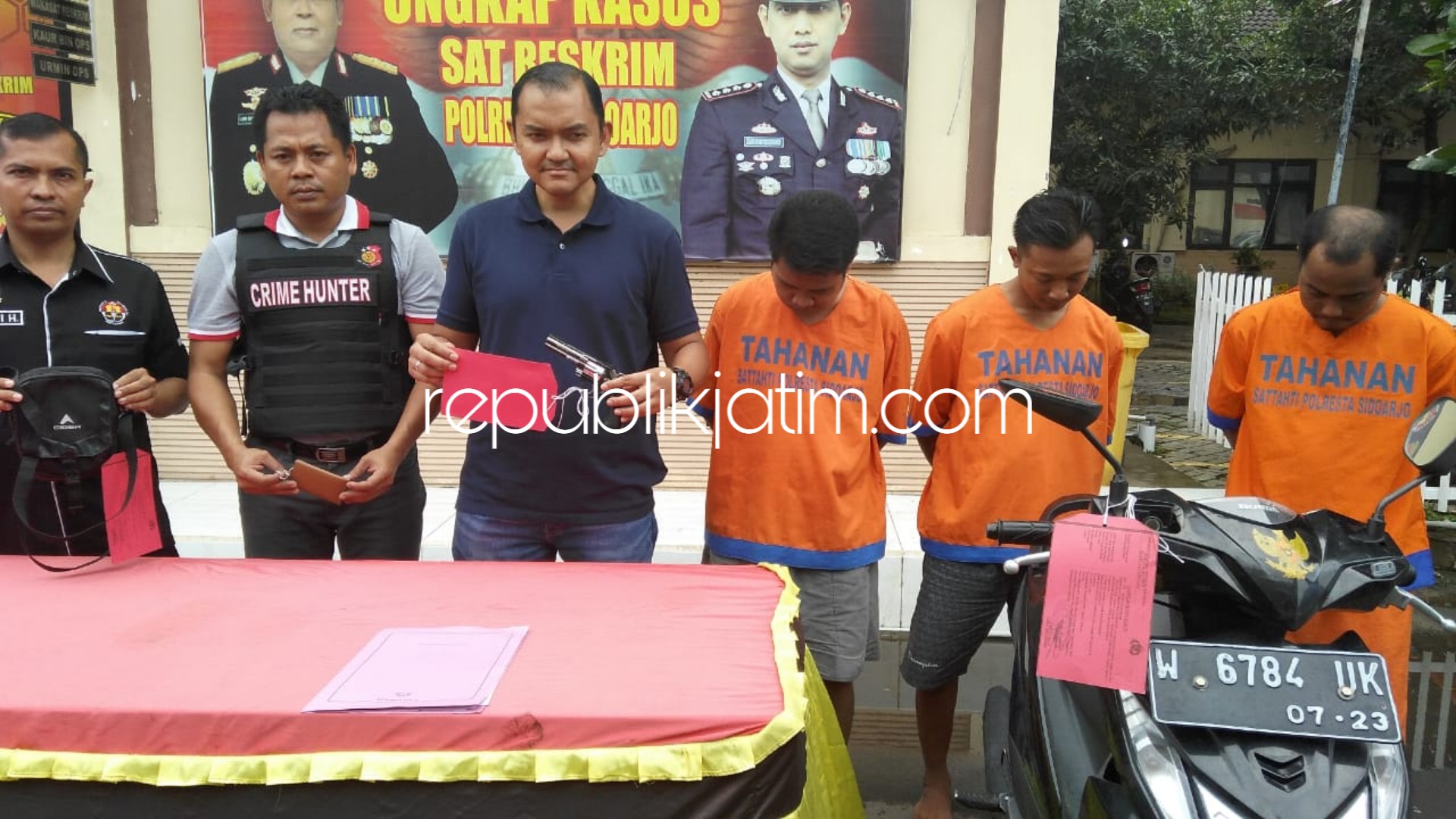 KOMPLOTAN - Tiga komplotan penipuan termasuk salah satunya tersangka Eko Setiawan (25) warga asal Ngawi yang menyaru sebagai anggota BNN berhasil menggondol motor para korbannya, Minggu (14/04/2019).
