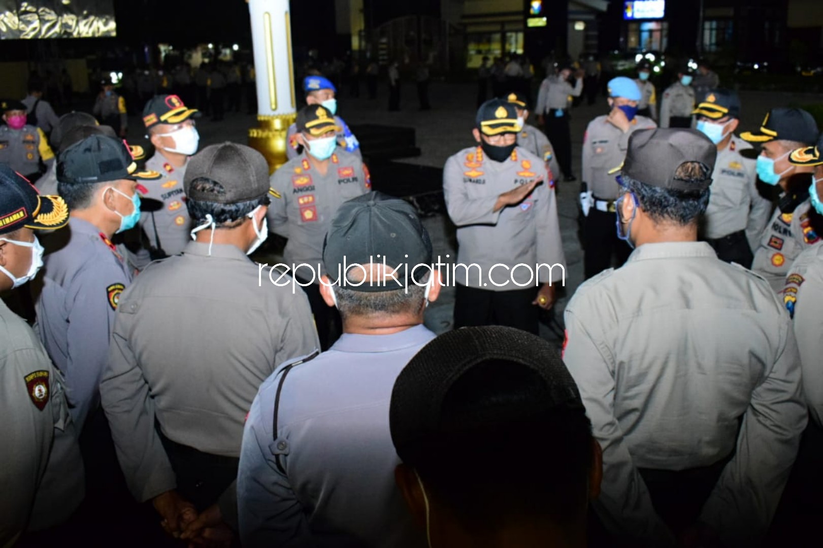 PAPARAN - Kapolresta Sidoarjo Kombes Pol Sumardji menyampaikan arahan kepada 349 Bhabinkamtibmas se Sidoarjo agar terlibat aktif dalam penanganan Covid-19, Selasa (14/04/2020) malam.