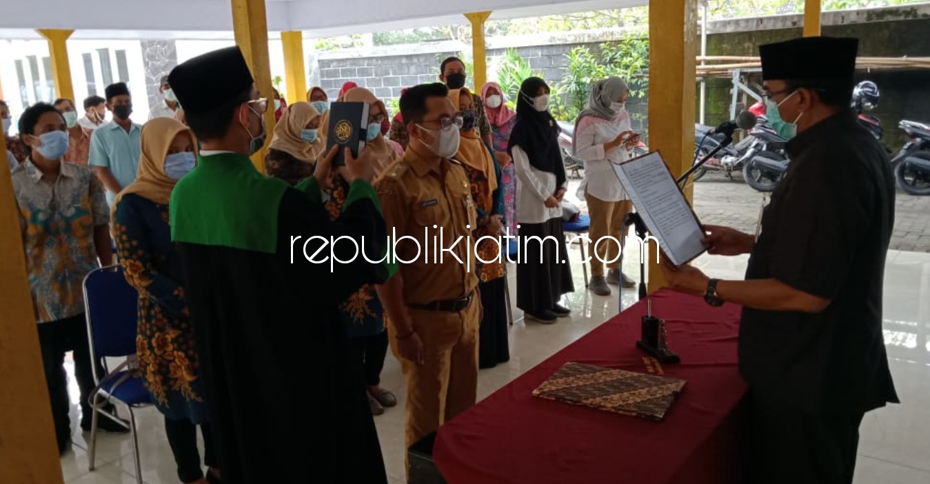 LANTIK - Mantan ajunda Wabup Sidoarjo, Latif Sugiarto diambil sumpahnya sebagai Pj Kepala Desa Jimbaran Kulon oleh Plt Camat Wonoayu, Gundari, Rabu (14/04/2021).