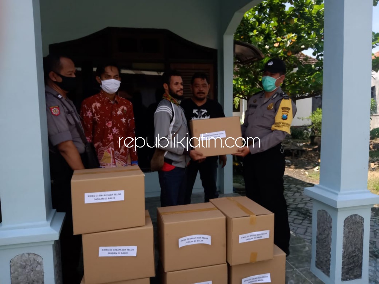 SEMBAKO - Paket sembako berisi beras, telur, gula, minyak goreng dan mie instan diserahkan kepada warga Papua, pelajar dan mahasiswa yang menempuh pendidikan di Sidoarjo, Selasa (14/04/2020).