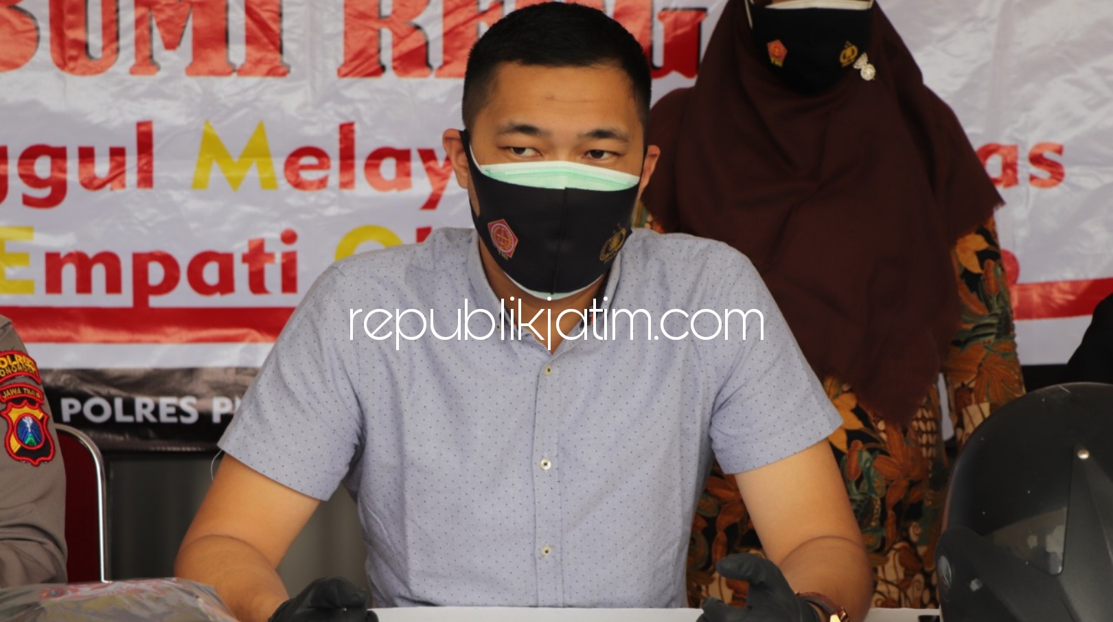 TERSANGKA - Kasat Reskrim Polres Ponorogo, AKP Hendi Septiadi didampingi Paur Humas Ipda Yayun Sriwiningrum menetapkan tersangka pemhunuhan bayi di Mlarak yang terjadi Desember 2020 lalu.