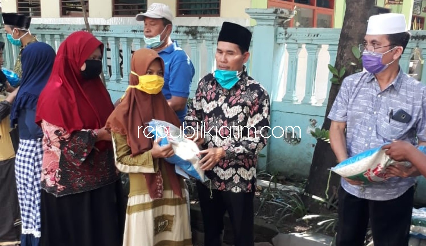 SIAP MAJU - Cucu Pendiri Ponpes Siwalanpanji, Kecamatan Buduran, Sidoarjo, Solikhin Afandi siap maju dalam Pilbup Sidoarjo berbagi sembako bagi warga terdampak Covid-19, Kamis (16/04/2020).
