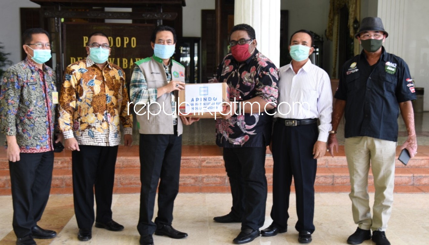 TERIMA - Ketua Gugus Tugas Penanganan Covid-19, Nur Ahmad Syaifuddin menerima bantuan dari sejumlah pengusaha dan pihak swasta dalam menangani Covid-19 di Pendopo Delta Wibawa, Kamis (16/04/2020).