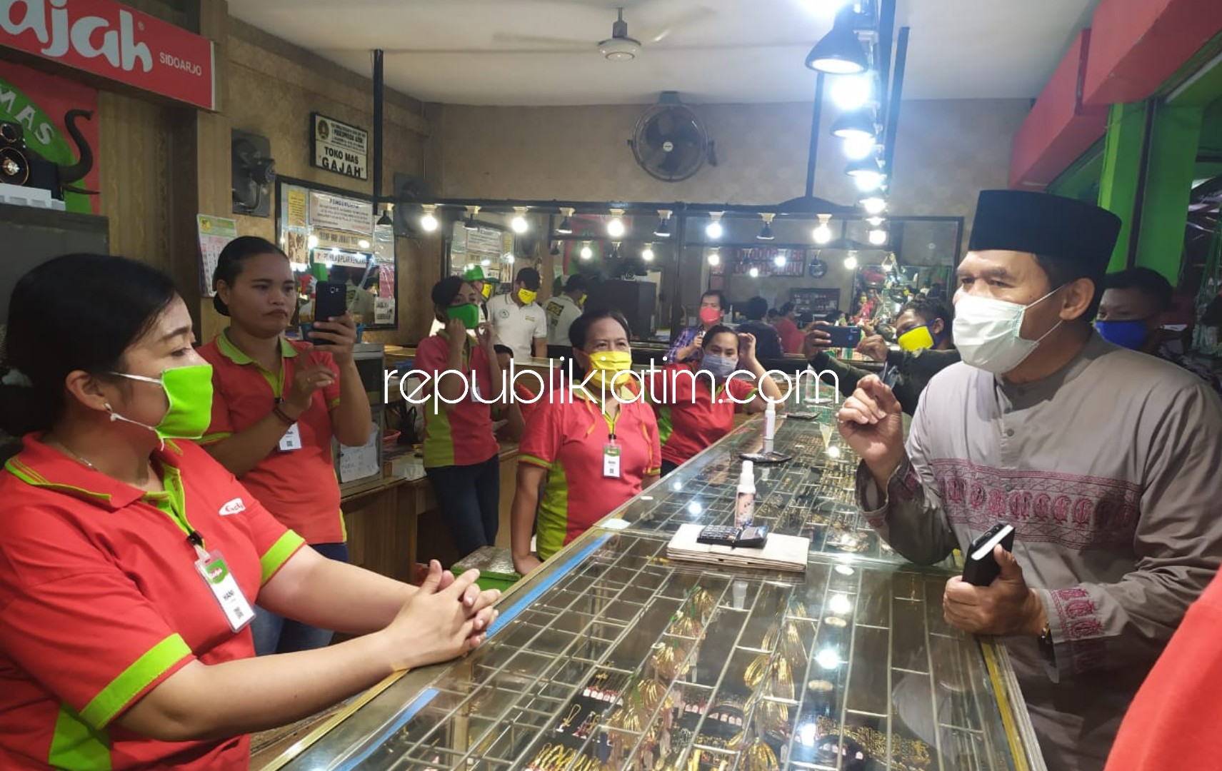 DIALOG - Bacabup Sidoarjo, Bambang Haryo Soekartono (BHS) berdialog dengan pedagang Pasar Krian untuk menampung aspirasi pedagang dan pembeli, Kamis (16/04/2020).