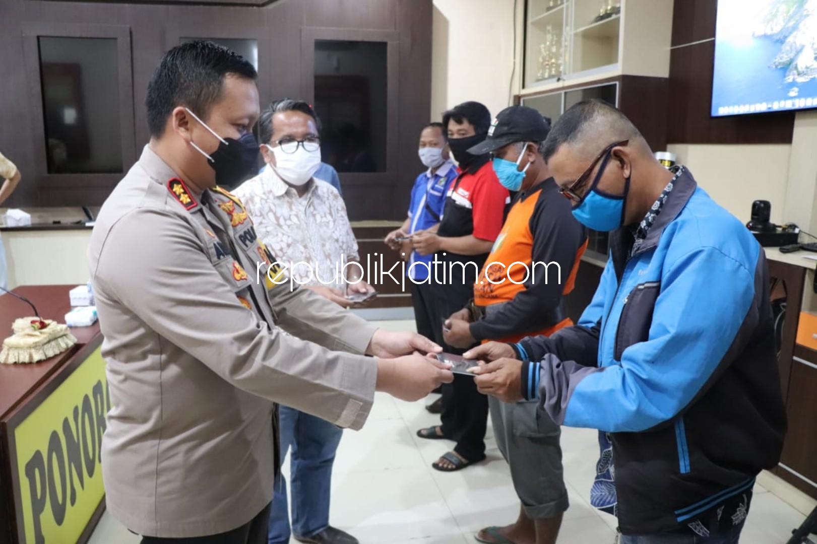 INSENTIF - Kapolres Ponorogo, AKBP Arief Fitrianto secara simbolik memberikan insentif para pengemudi terdampak Covid-19, Kamis (16/04/2020).