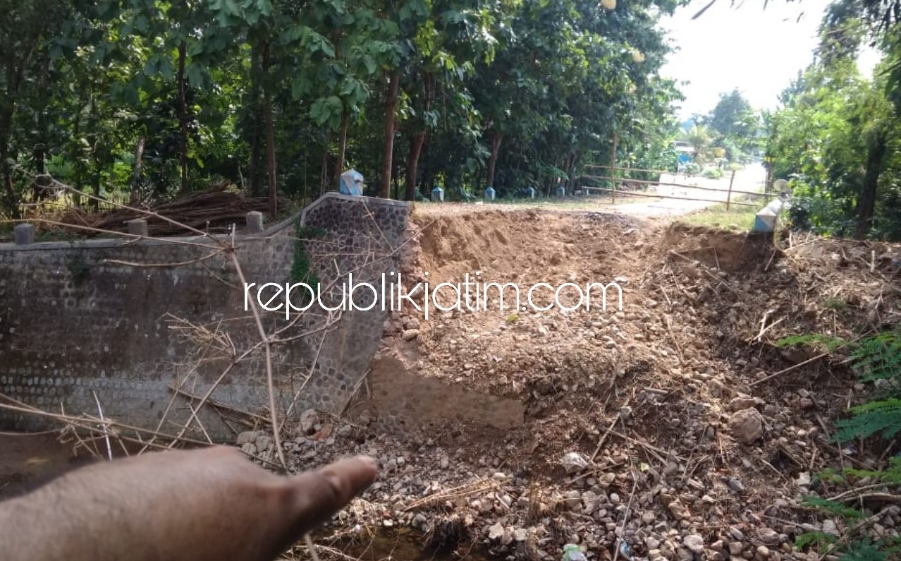 PUTUS - Perbaikan jembatan putus antar dua desa dua kecamatan di Ponorogo ini baru akan dianggarkan Tahun 2021 mendatang, Kamis (16/04/2020).