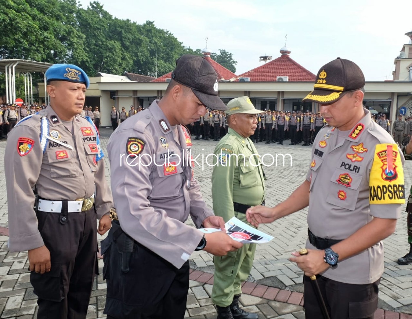 PELEPASAN - Kapolresta Sidoarjo, Kombes Pol Zain Dwi Nugroho memimpin apel pelepasan pasukan ke 5.579 TPS untuk pengamanan Pemilu yang bakal digelar 17 April 2019, Selasa (16/04/2019).
