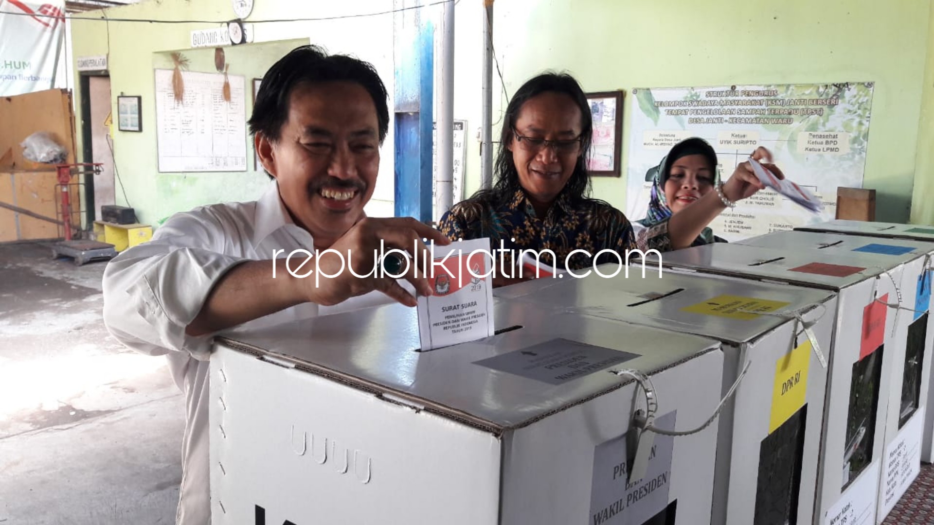NYOBLOS - Wabup Sidoarjo, Nur Ahmad Syaifuddin beserta istri dan putra putrinya mencoblos di TPS 02, Desa Janti, Kecamatan Waru, Sidoarjo, Rabu (17/04/2019).