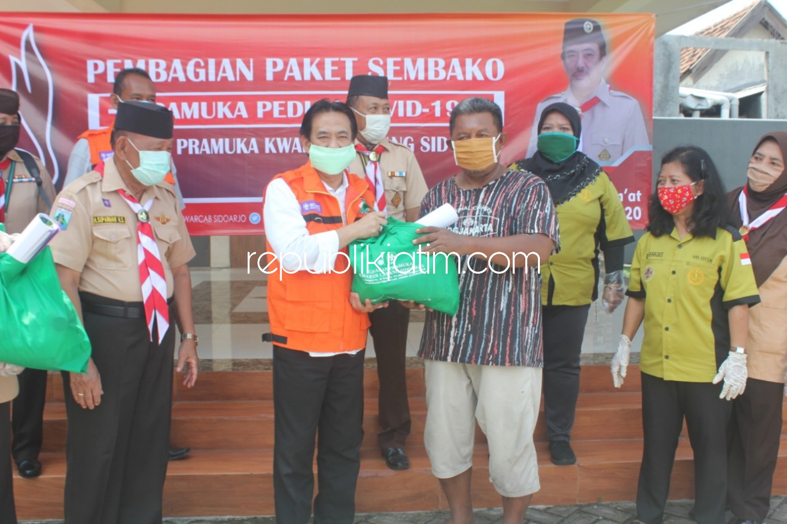BANTUAN - Pemberian bantuan paket sembako secara simbolis diberikan Ketua Kwarcab Sidoarjo, Nur Ahmad Syaifuddin kepada warga terdampak Covid-19 di Sanggar Pramuka Kwarcab Sidoarjo, Jumat (17/04/2020).