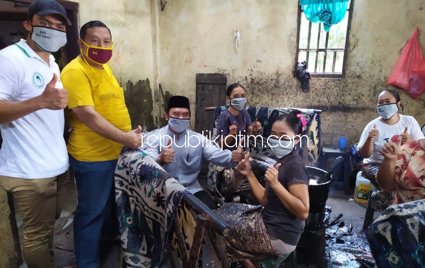 BATIK - Bacabup Sidoarjo, Bambang Haryo Soekartono (BHS) berkunjung, belanja sekaligus melihat ibu-ibu membatik di workshop Batik Merak Abu Bakar JL Raya Ngaresrejo, Kecamatan Sukodono, Sidoarjo, Sabtu (18/04/2020).