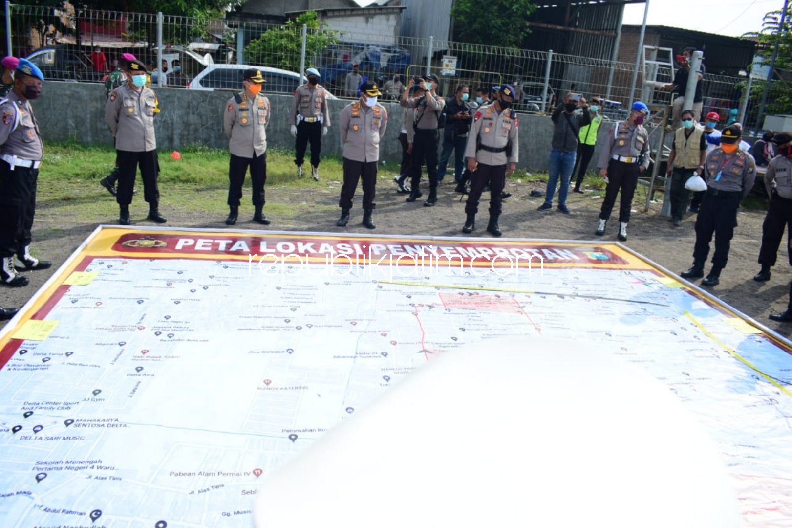 PEMETAAN - Kapolresta Sidoarjo, Kombes Pol Sumardji menunjukkan peta persebaran zona merah per desa di Kecamatan Sedati sebelum petugas gabungan melaksanakan penyemprotan massal, Sabtu (18/04/2020).