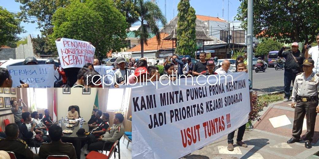 TUNTUT PERKARA - Puluhan warga Desa Kepatihan, Kecamatan Tulangan, Kabupaten Sidoarjo mendemo kantor Kejaksaan Negeri ( Kejari) Sidoarjo menuntut kasus dugaan pungli PTSL di desanya diusut tuntas, Rabu (18/04/2018).