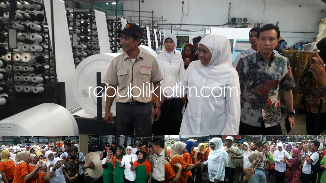 REBUTAN - Ribuan karyawan PT Kerta Rajasa Raya di JL Raya Tropodo, Kecamatan Waru, Sidoarjo rebutan foto bersama Cagub Jatim, Khofifah Indar Parawansa bersama rombongannya saat masuk ke pabrik plastik ekspor ini, Rabu (18/04/2018) sore.