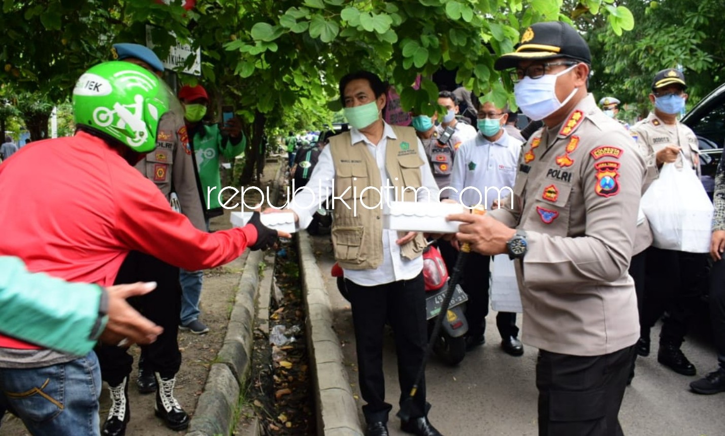 BAGIKAN - Kapolresta Sidoarjo, Kombes Pol Sumardji dan Wabup Sidoarjo, Nur Ahmad Syaifuddin membagikan paket makanan dari Dapur Umum terdampak Covid-19, Jumat (17/04/2020) sore.