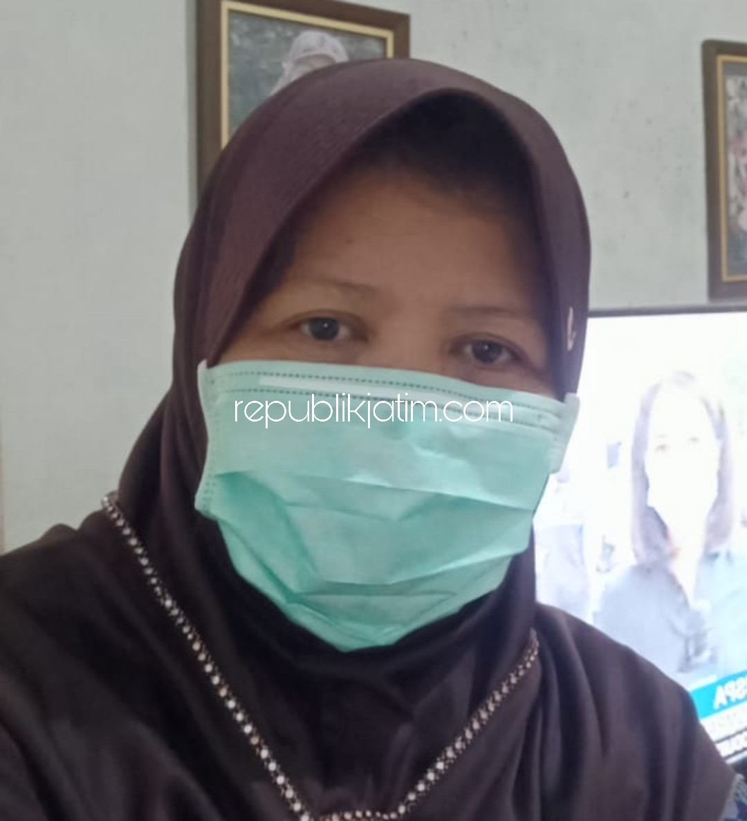 ISOLASI - Ny Sukarmi yang masih mengikuti prosedur isolasi diri di rumahnya meski sudah dinyatakan tim medis sembuh, Sabtu (18/04/2020).