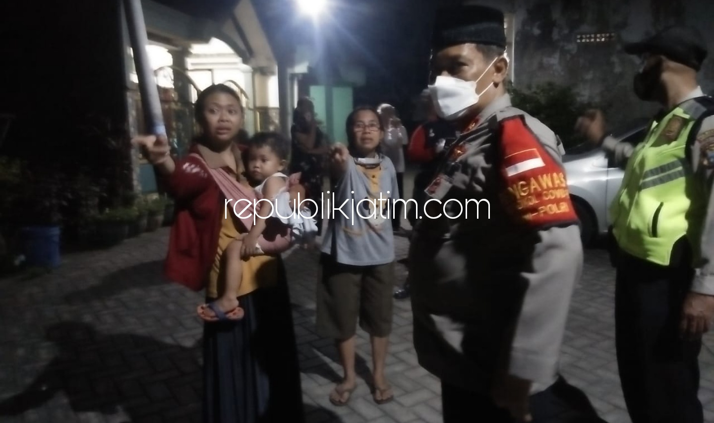 DITEMUKAN - Difki Pradita Nur Arya yang sempat hilang di persawahan ditemukan warga sekitar bersama petugas Polsek Krian di rumah Eni warga Desa Sidorejo, Kecamatan Krian Sidoarjo, Minggu (18/04/2021) dini hari.