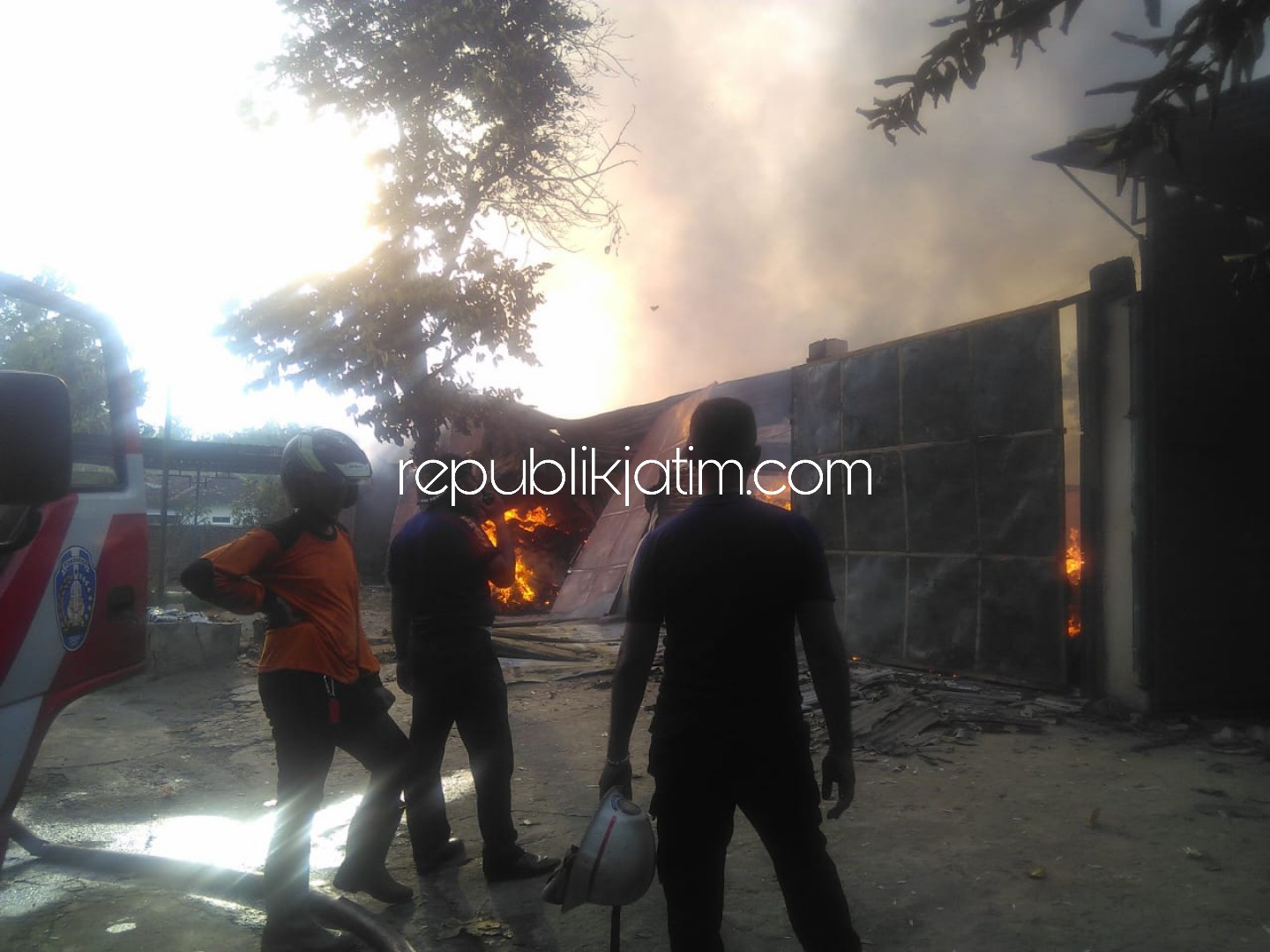 TERBAKAR - Sebuah pabrik sekaligus gudang roti UD Aneka Sari Pratama (ASP) di Desa Tajug, Kecamatan Siman Ponorogo ludes terbakar hingga menyebabkan pemilik mengalami kerugian Rp 3 miliar, Sabtu (18/04/2020).