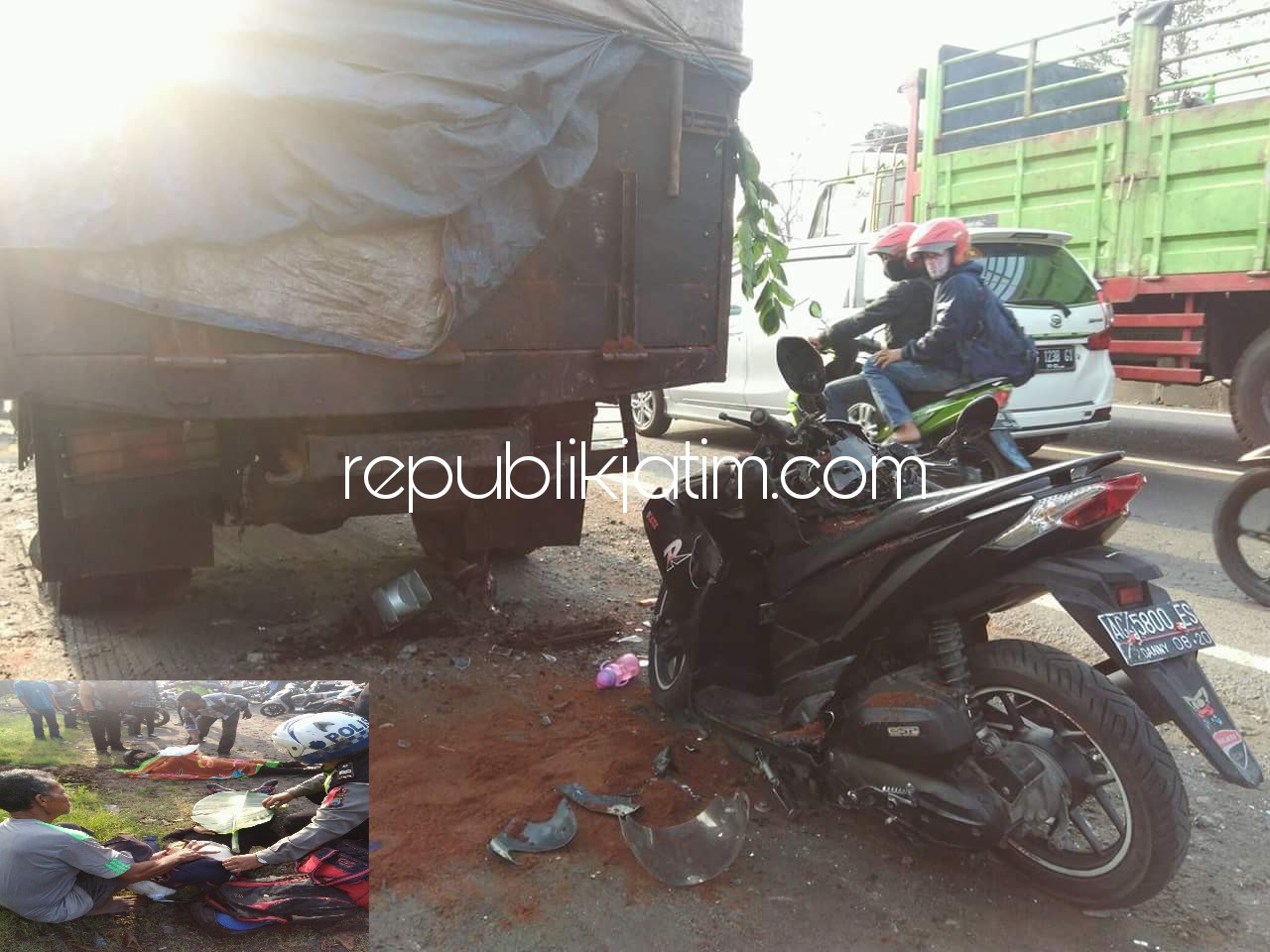 TABRAK TRUK - Motor Vario bernopol AG 5800 WS yang ditumpangi korban Ahmad Zainuddin (36) beserta istri dan anaknya menabrak truk yang di parkir di JL By Pass Krian, Dusun Parengan, Desa Kraton, Kecamatan Krian, Kabupaten Sidoarjo, Rabu (18/04/2018).