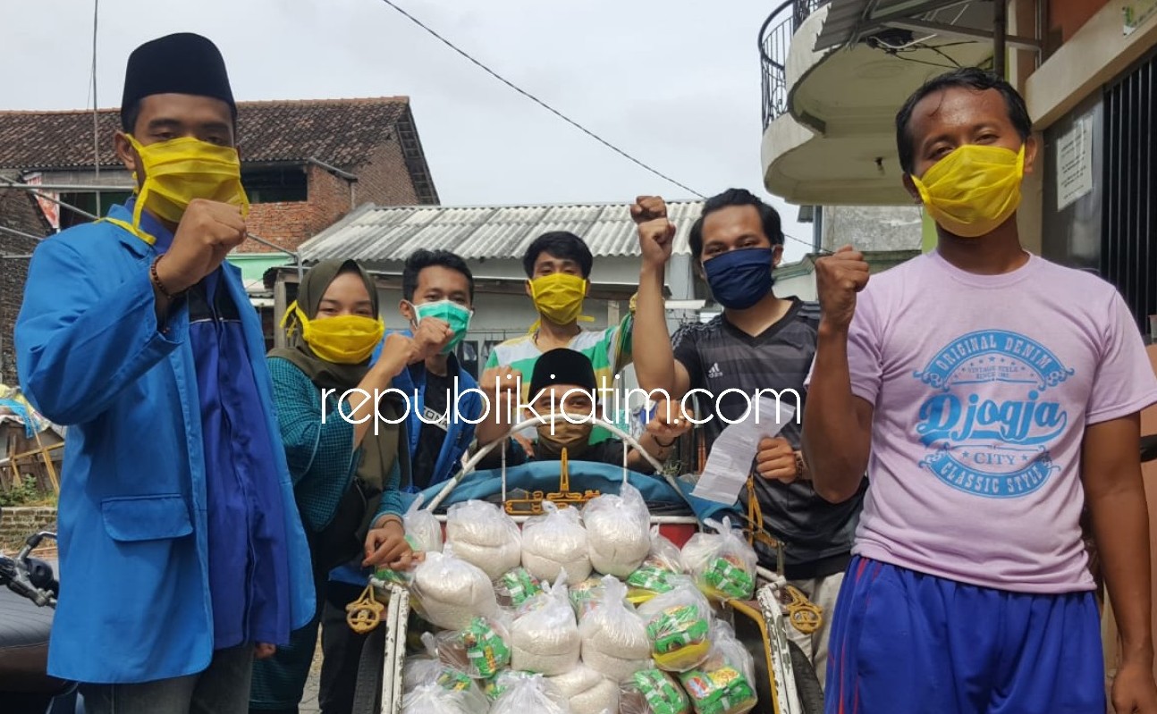 BAGI SEMBAKO - PMII Sidoarjo menggelar bakti sosial pembagian sembako dan masker bagi warga terdampak Covid-19 dalam rangka Harlah PMII ke 60, Minggu (19/04/2020).