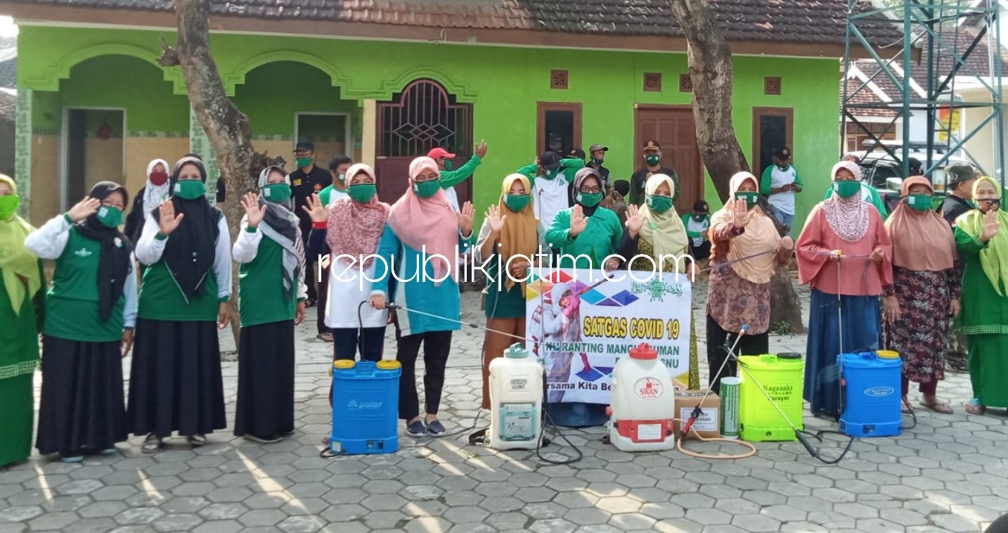 PENYEMPROTAN - Satgas Covid -19 NU Mangunsuman dikukuhkan langsung menggelar penyemprotan disinfektan ke masjid dan tempat umum lainnya se Kelurahan Mangunsuman, MWC Siman, PCNU Ponorogo, Minggu (19/04/2020).