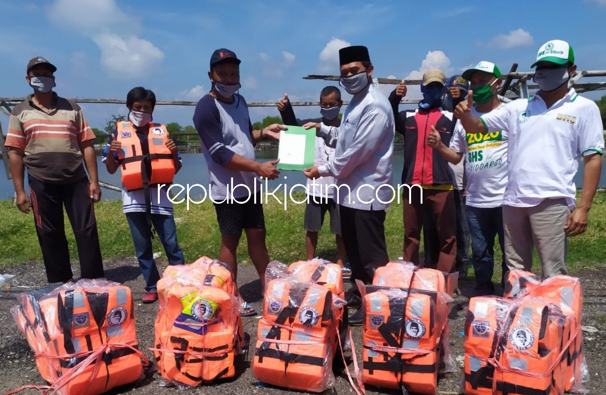 BANTUAN - Bacabup Sidoarjo, Bambang Haryo Soekartono (BHS) menyerahkan bantuan 25 life jacket dan ratusan masker kepada para nelayan di Desa Kalanganyar, Kecamatan Sedati, Sidoarjo agar nelayan tetap sehat dan terhindar dari Covid-19, Senin (20/04/2020).