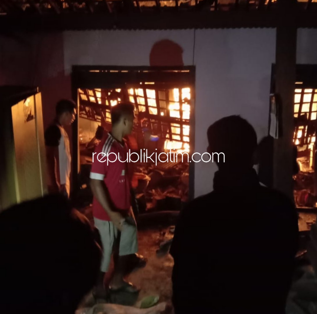 TERBAKAR - Rumah milik pasangan suami istri Sono dan Jematun warga Dusun Pager Tengah, Desa Pager Kecamatan Bungkal, Ponorogo ludes terbakar Jum'at (19/04/2019) malam.
