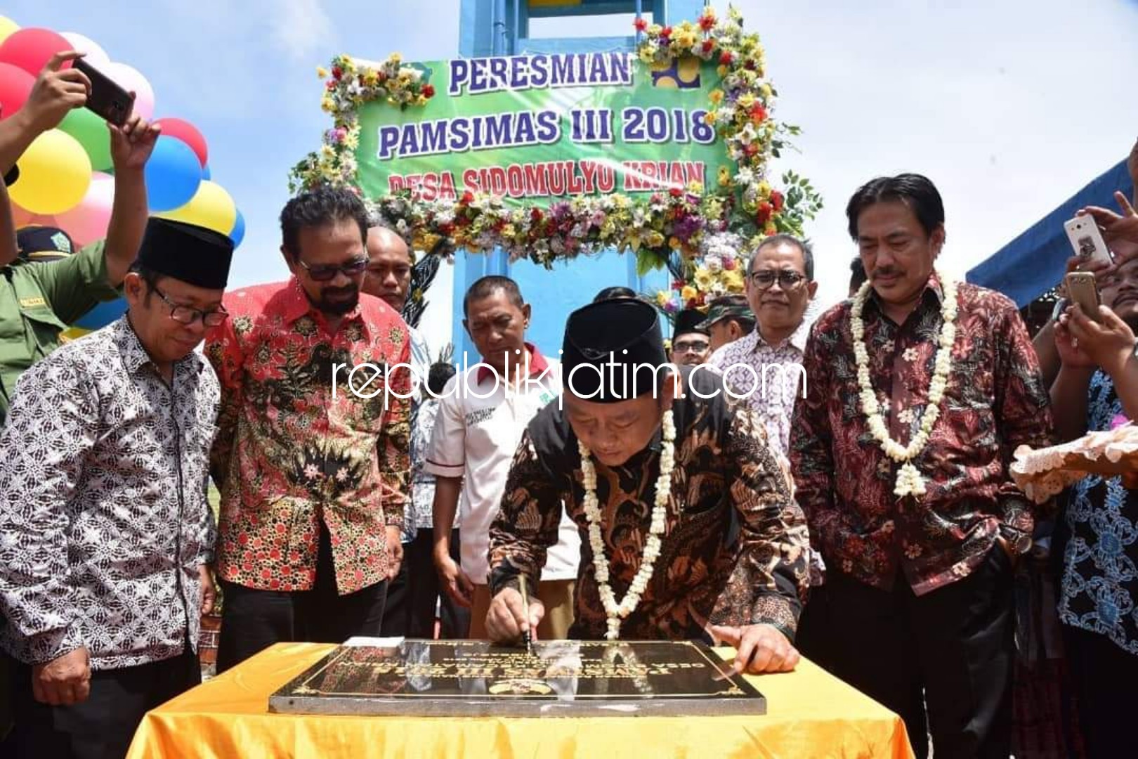 RESMIKAN - Bupati Sidoarjo, Saiful Ilah didampingi Wabup, Nur Ahmad Syaifuddin meresmikan Program Penyediaan Air Minum dan Sanitasi Berbasis Masyarakat (Pamsimas) III Tahun 2018 di Desa Sidomulyo, Kecamatan Krian, Sidoarjo, Sabtu (20/04/2019).