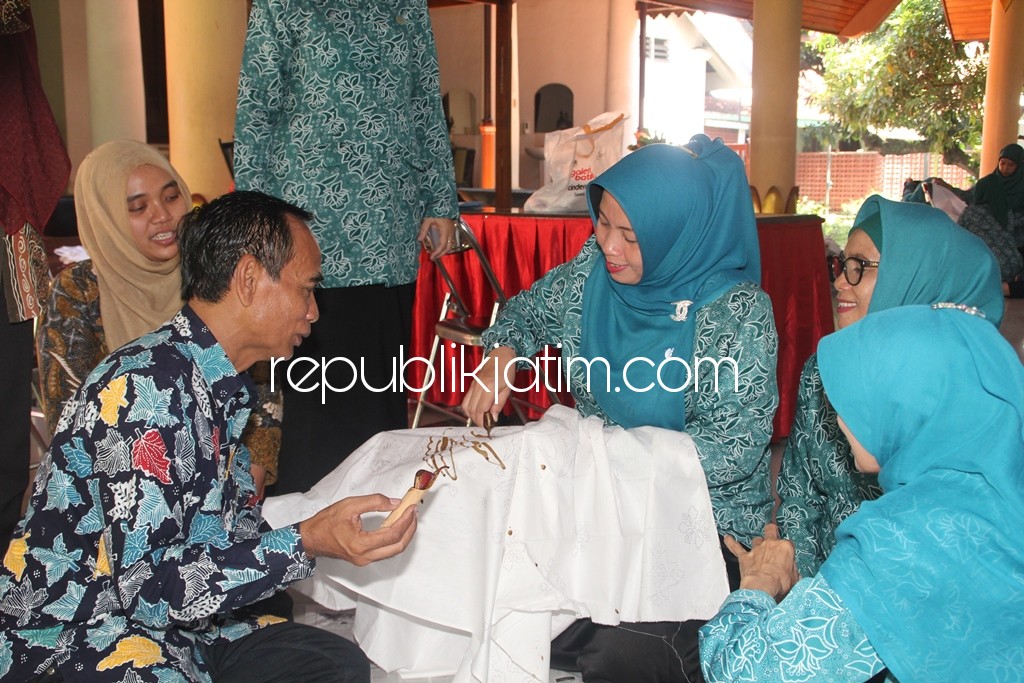 MOTIF BATIK - Wakil Ketua I TP PKK Sidoarjo, Ida Nur Ahmad Syaifuddin mengajak ratusan anggota PKK mengembangkan motif batik dipandu Nurul Huda di Pendopo Delta Wibawa Sidoarjo, Kamis (19/04/2018).
