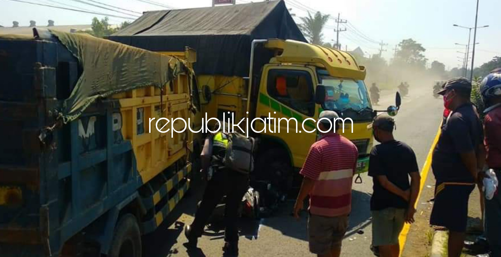 TABRAK - Dua truk bertabrakan dan satu motor Honda Beat hingga mengakibatkan kemacetan di jalur By Pass Krian, Sidoarjo, Rabu (21/04/2021).