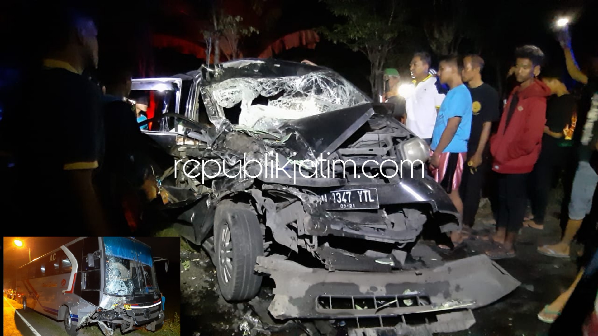 RINGSEK - Bodi mobil Suzuki APV ringsek usai tabrakan dengan bus Sumber Selamat di JL Raya Ngawi - Maospati, Desa Tambakromo, Kecamatan Geneng, Ngawi hingga menyebabkan pengemudi APV, Eko Haryanto tewas di lokasi kejadian, Minggu (21/04/2019) dini hari.