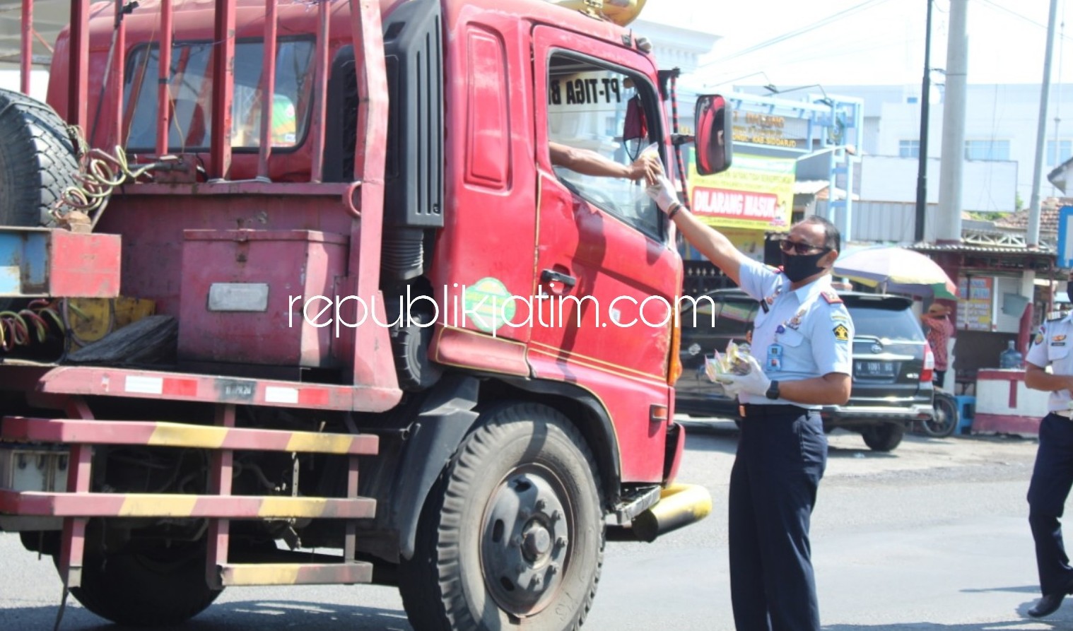 BAGIKAN - Petugas Lapas Kelas I Surabaya (Lapas Porong) membagikan sekitar 1.500 masker buatan para narapidana atau Warga Binaan Pemasyarakatan (WBP) di Arteri Porong, Sidoarjo, Selasa (21/04/2020).