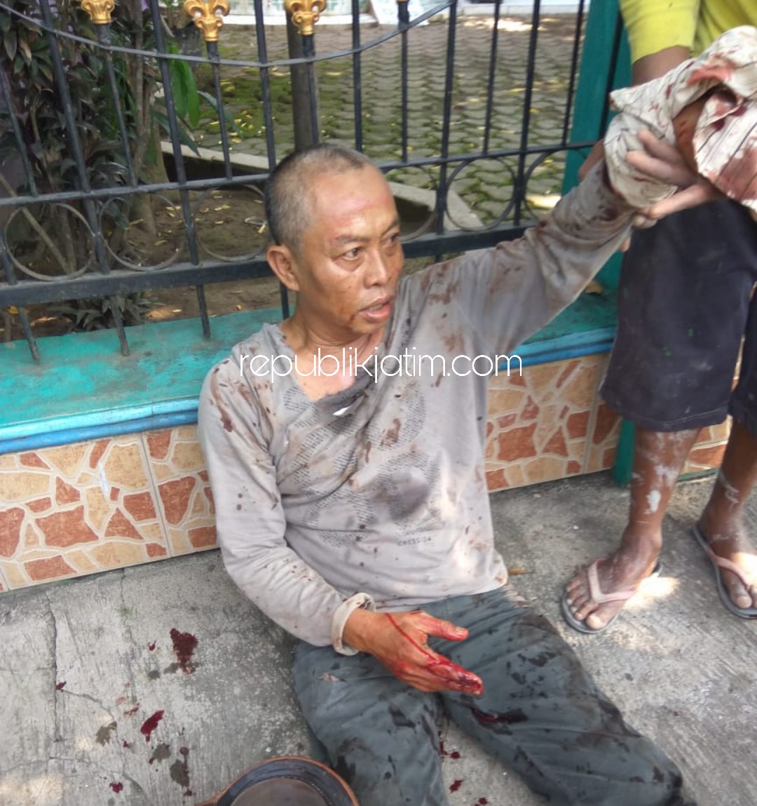 TERLUKA - Korban perampokan, Zakariyah (51) bersimbah darah usai dibacok emlat perampok di Jalan Dusun Janganasem, Desa Trompoasri, Kecamatan Jabon, Sidoarjo, Selasa (21/04/2020).