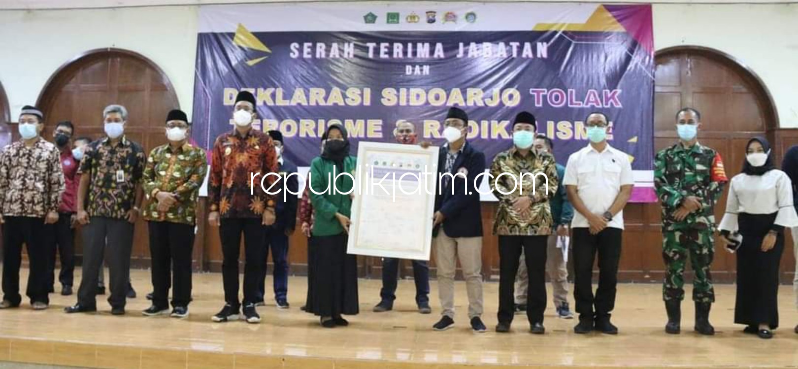 BUKA - Bupati Sidoarjo, Ahmad Muhdlor Ali (Gus Muhdlor) membuka acara serah terima jabatan baru, Ketua Aliansi BEM Sidoarjo sekaligus ajang Deklarasi Sidoarjo Tolak Terorisme dan Radikalisme, di Gedung Rahmatul Ummah, Sidoarjo, Rabu (21/04/2021) sore.