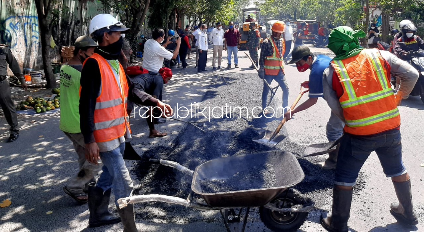 SIDAK - Wabup Sidoarjo, Subandi inspeksi mendadak (Sidak) perbaikan ruas JL Raya Setiabudi di depan Puskesmas Krian dan Pawindo untuk memastikan perbaikan jalan rusak tertangani dengan baik, Rabu (21/04/2021).