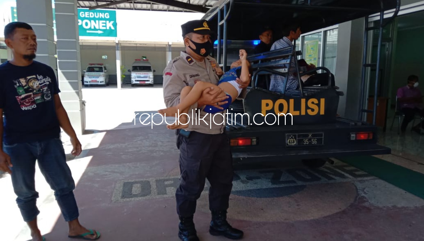 EVAKUASI - Petugas Polsek Jetis saat menggendong korban yang baru berusia 3 tahun untuk dievakuasi ke rumah sakit karena mengalami patah tulang paha kiri, Kamis (22/04/2021). 