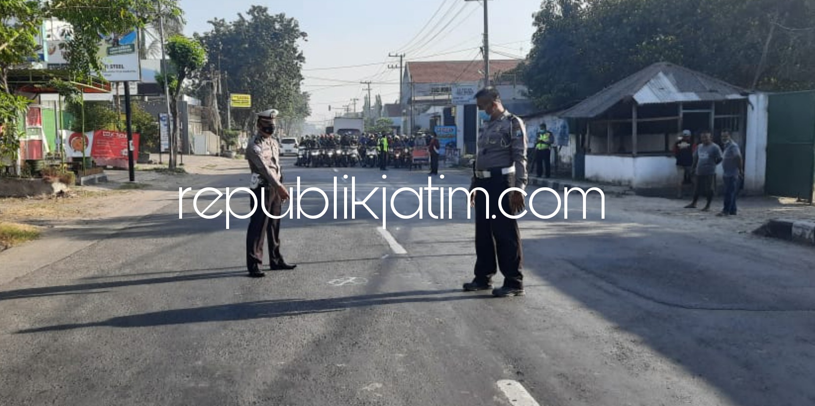TKP - Sejumlah petugas Unit Lantas, Polsek Krian melaksanakan olah TKP lokasi tertabraknya pengendara motor di JL Gubernur Sunandar Priyo Sudarmo tepat di depan CV Titi Steel, Krian, Sidoarjo, Kamis (22/04/2021).