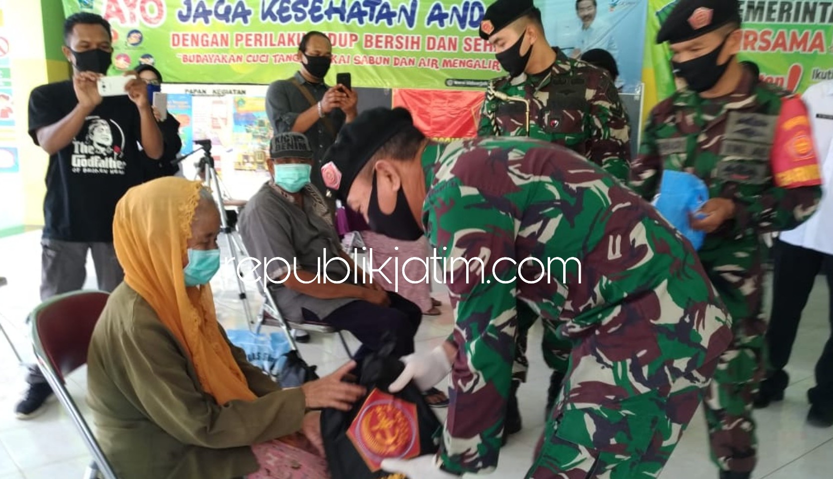 BAGI SEMBAKO - Kogartap III/Surabaya membagikan 200 paket sembako bagi warga terdampak Covid-19 di Kantor Balai Desa Bluru Kidul, Kecamatan/Kabupaten Sidoarjo, Rabu (22/04/2020).