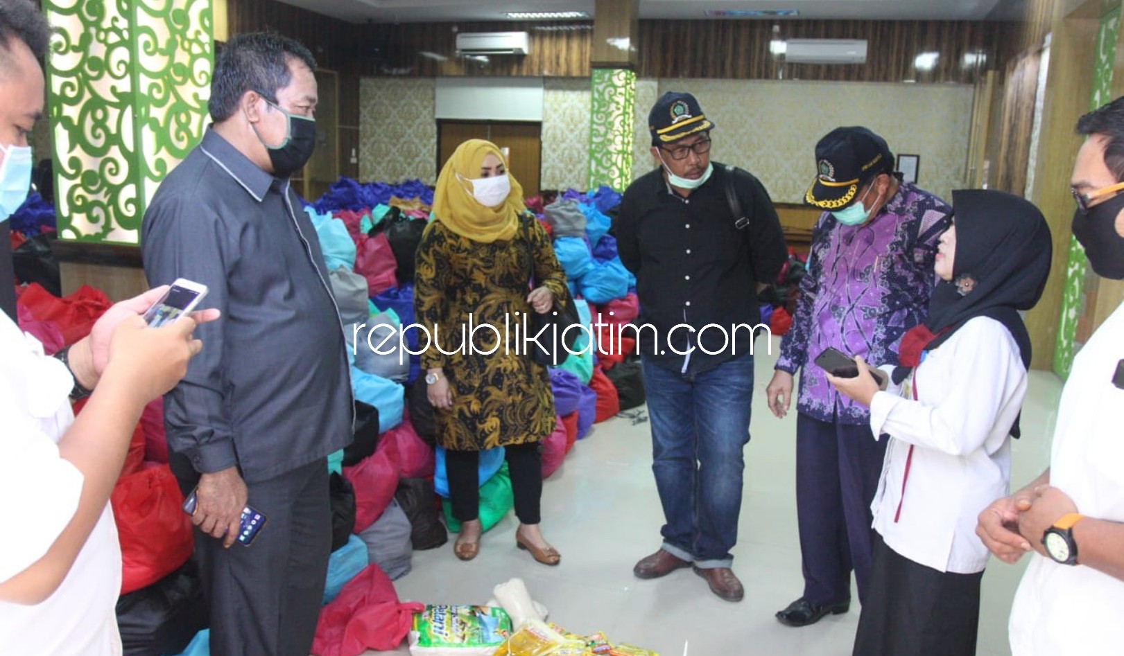 SIDAK - Ketua Panja Penanganan Covid-19 DPRD Sidoarjo, Choirul Hidayat bersama anggotanya menggelar sidak ke Kantor Dinas Sosial dan Gudang Penyedia Barang dan Jasa Paket Sembako Rp 40,5 miliar, Rabu (22/04/2020).