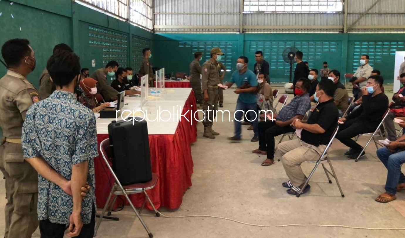 PENGAMANAN - Puluhan personel gabungan TNI, Polri, Satpol PP dan Dinas Perhubungan (Dishub) diturunkan mengamankan jalannya sidang 1.639 pelanggar protokol kesehatan saat sidang Tipiring di GOR Sidoarjo, Kamis (22/04/2021).